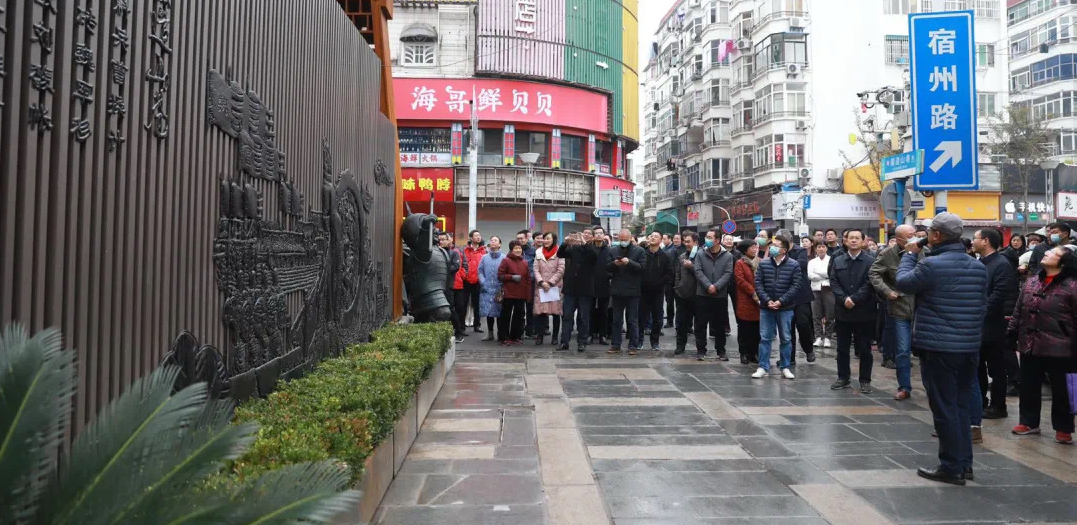 区委理论学习中心组实地考察集团老城保护更新建设项目