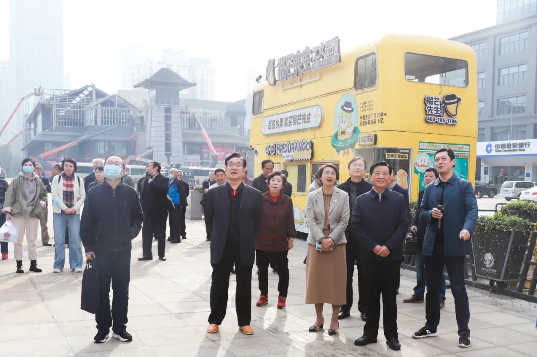 市委办离退休老同志来我区参观考察，点赞淮河路步行街新变化！