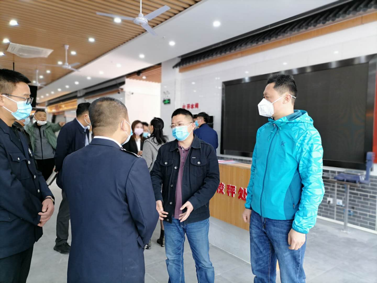 庐阳区政府副区长范进一行赴湖畔新城菜市场调研