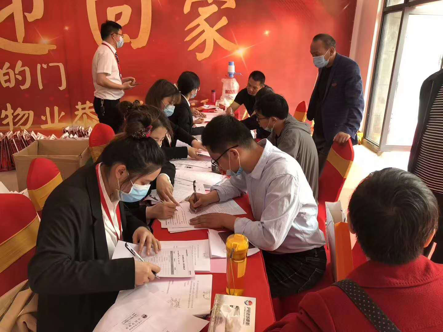 尚水湖畔回迁安置小区现场交付顺利进行