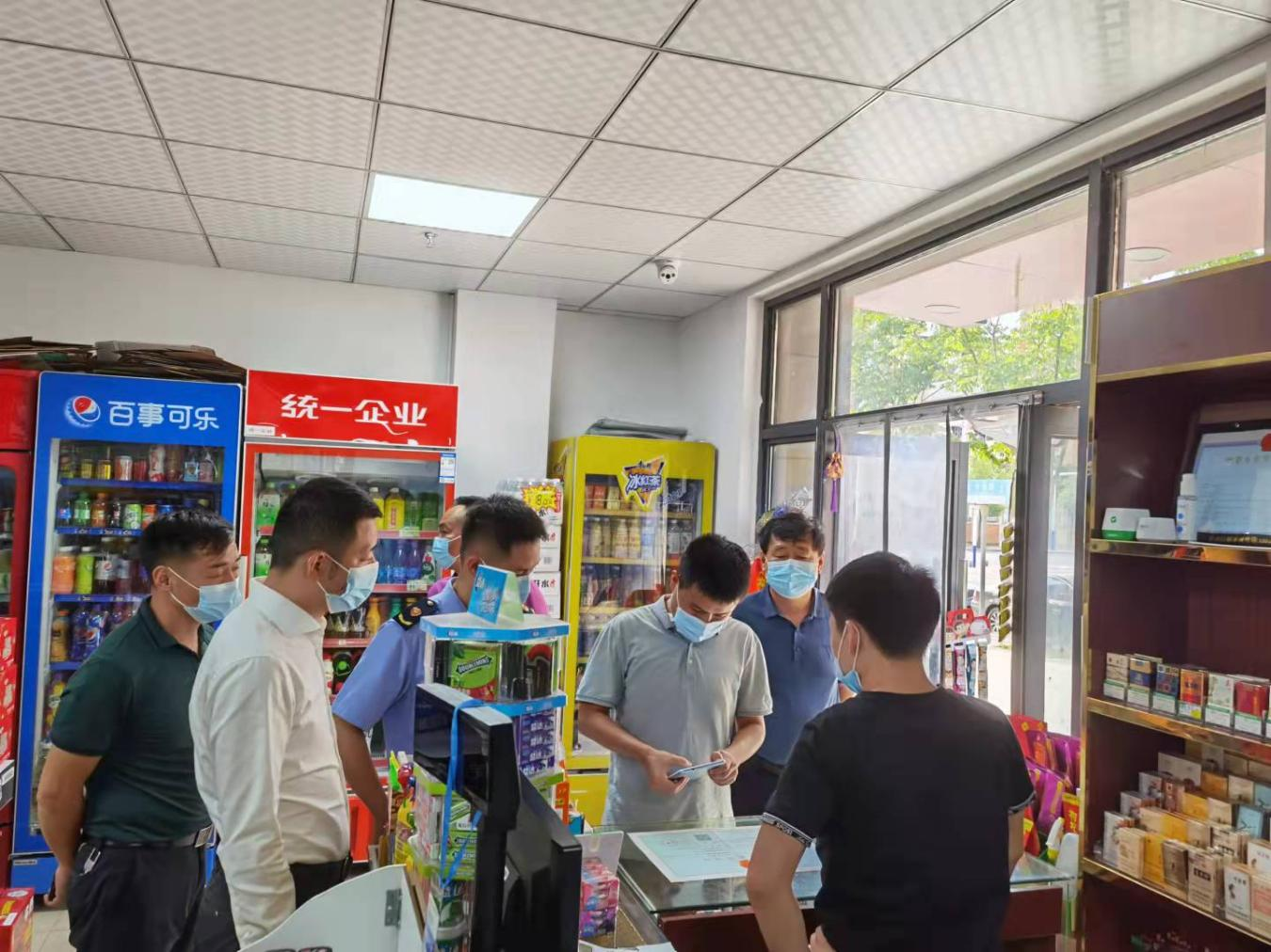 大杨镇一行赴尚水湖畔商业街开展商户经营检查工作