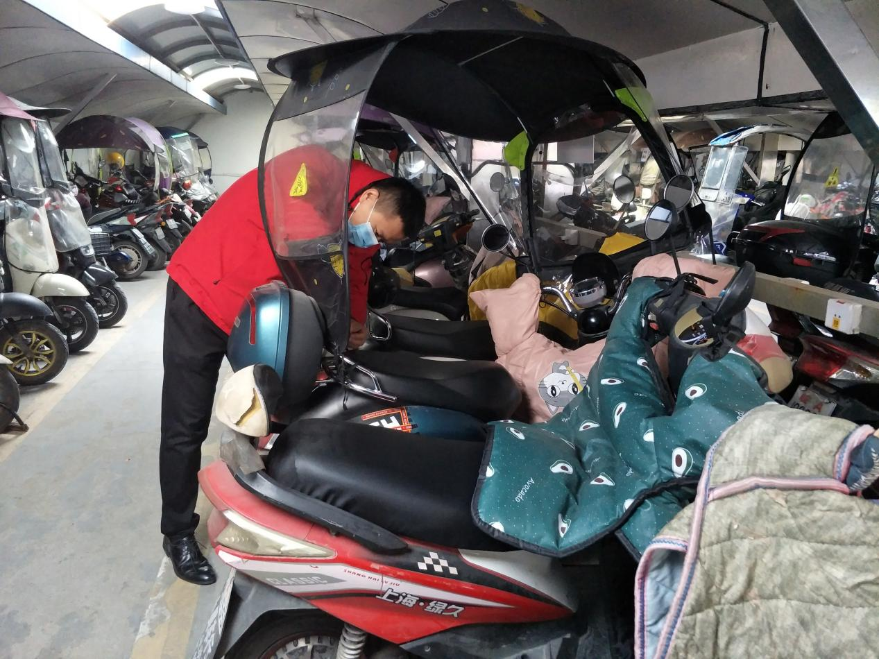 城新物业公司协助做好非机动车拆蓬工作