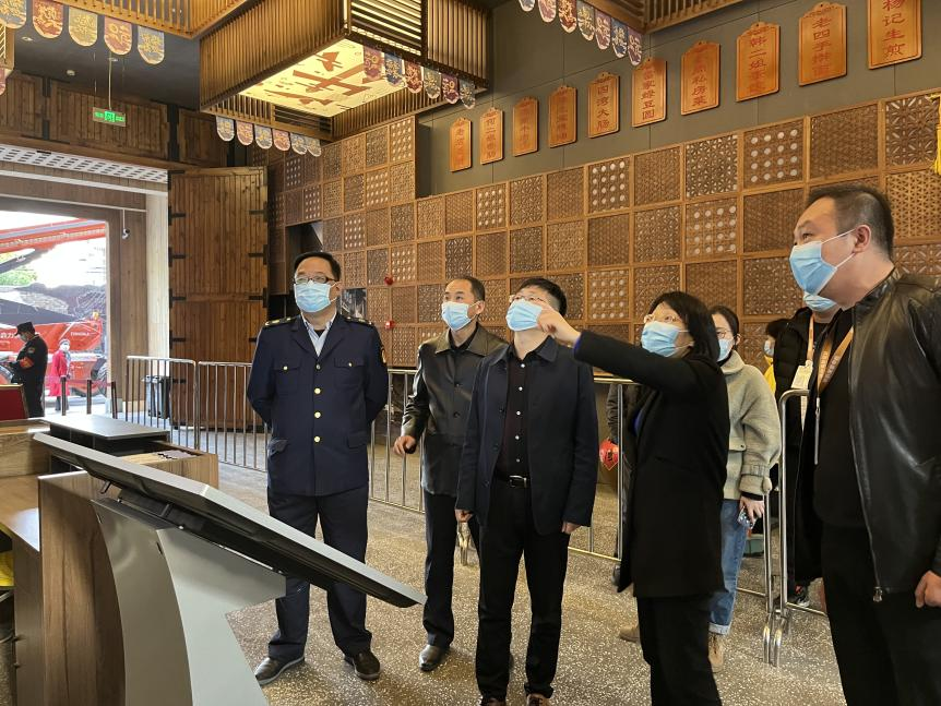 副区长康震纪带队检查四湾菜市疫情防控措施落实情况