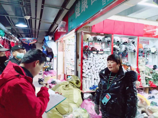 城新物业公司配合庐阳区市监局做好城隍庙街区头盔质量专项检查