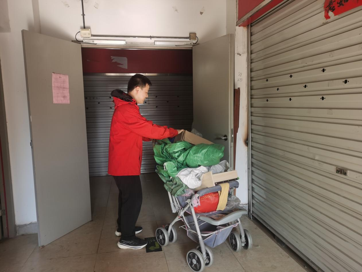 打通“生命通道”，城新物业公司开展小商品城消防通道堆物整治工作