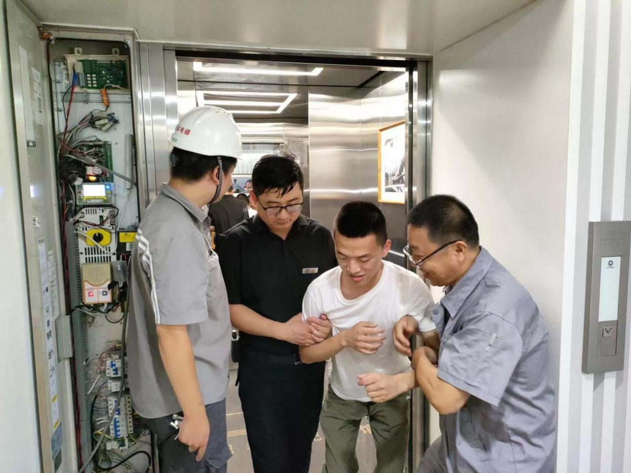 城新物业公司开展电梯困人应急演练