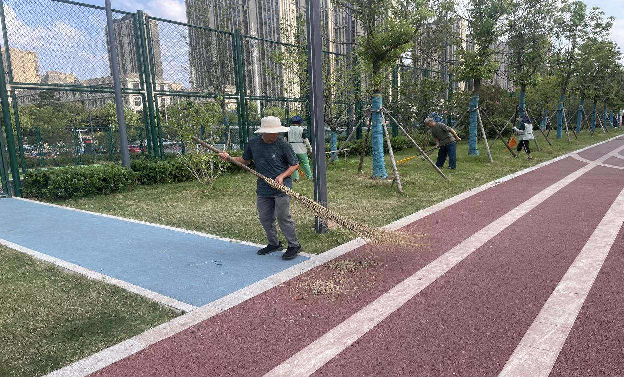 秋风吹落叶 物业清扫忙