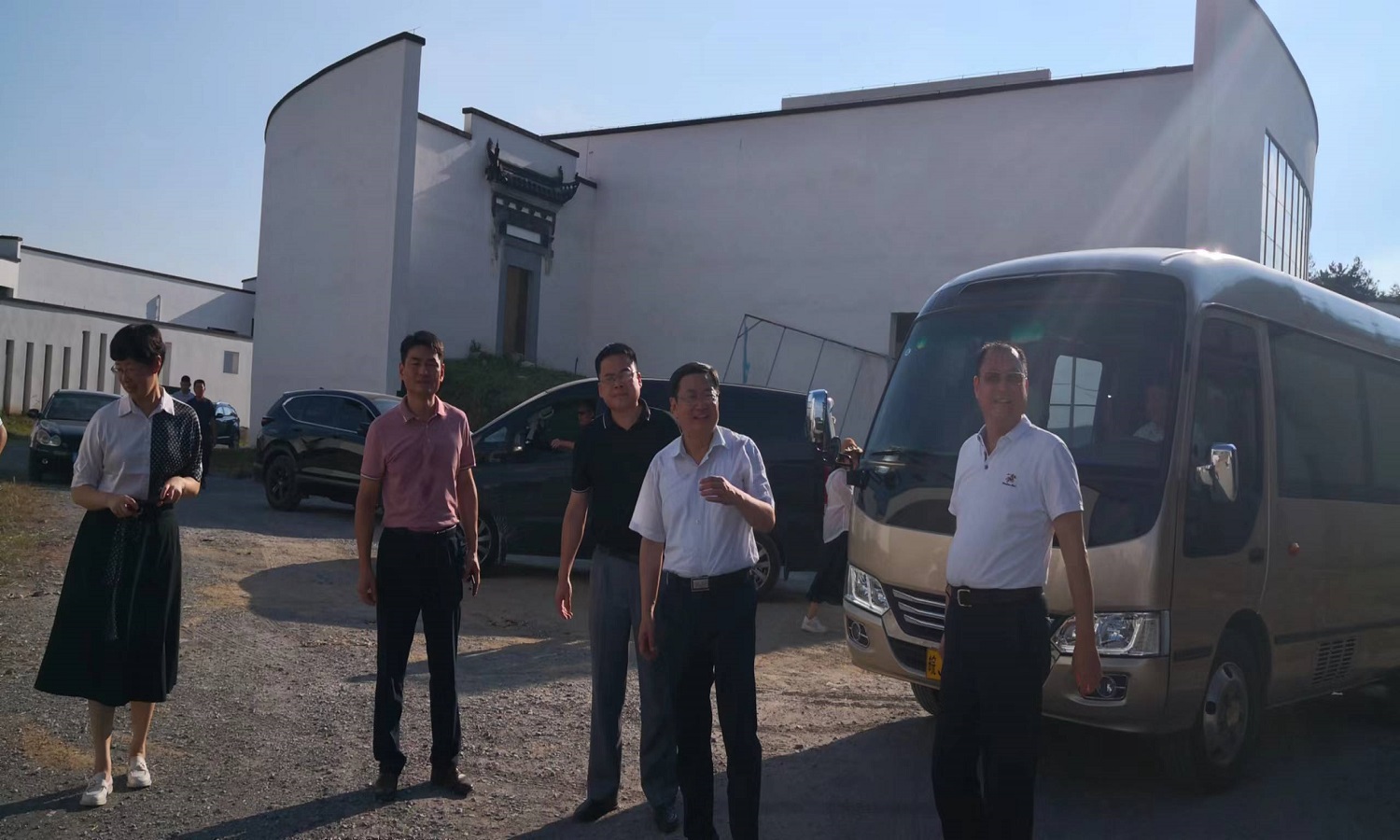 黄山市委常委、常务副市长朱策率队赴世界徽商论坛永久会址项目调研指导